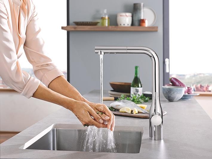 Grohe Minta pull-out kitchen faucet in chrome with water flowing
